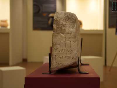 Tutte presentano frasi commemorative e alcune la raffigurazione della menorah...